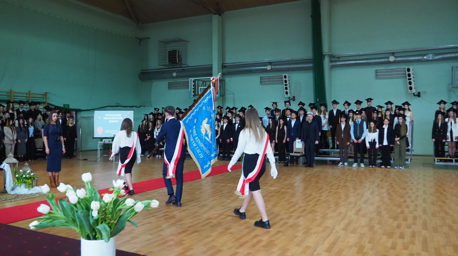 Zdjęcie Zakończenie roku klas 4 2025 (10)d8fdbe09-749e-4fb1-b596-527ca9ef2e63.JPG w galerii Uroczyste pożegnanie tegorocznych maturzystów